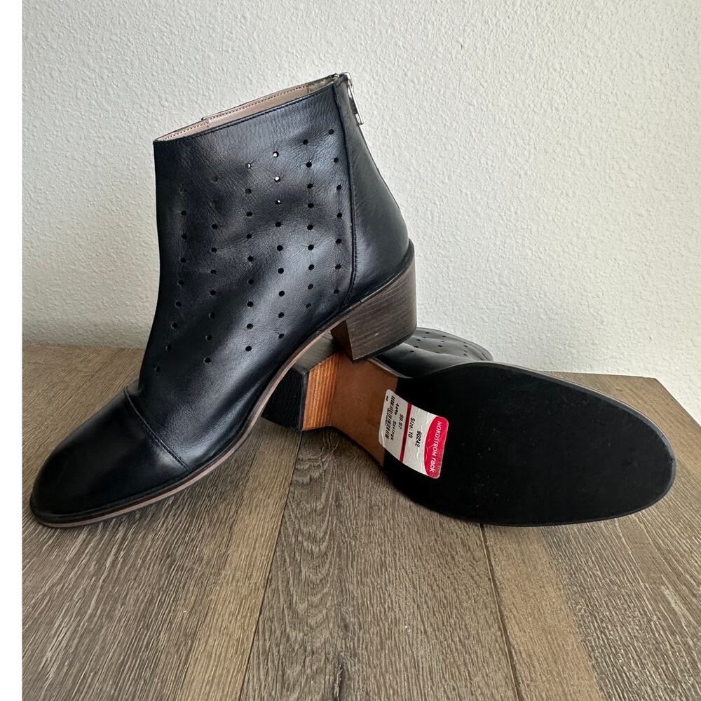 Journee Signature Ankle Boots Women Black Leather Perforated Cap Toe Sz 10 Zip